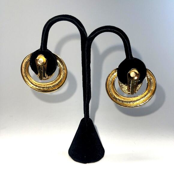 Vintage Earrings Clip On Hammered Heavy Gold Tone Faux Pearl Cabochon B#18 - Picture 6 of 8